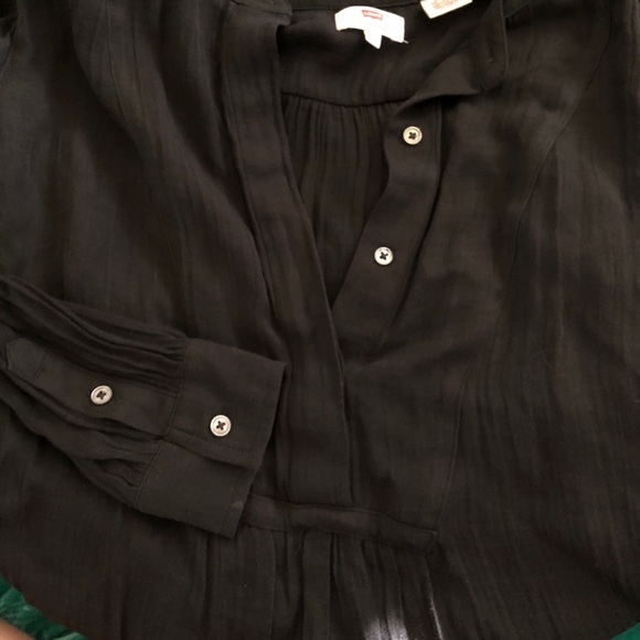 Levi’s xs long sleeve blouse. In black - Picture 2 of 4